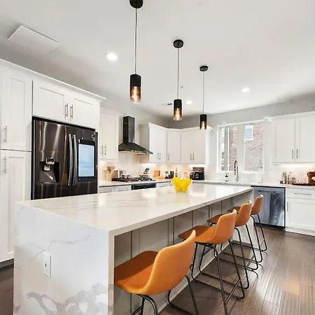The Charlotte - Rooftop Patio, King Bed, Garage Parking, Prime Location