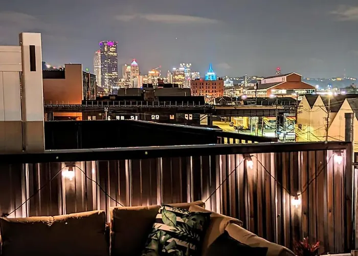 Hostwise - The Charlotte - Rooftop Patio, Garage Parking, Prime Location, Large 3 Story Holiday home Pittsburgh
