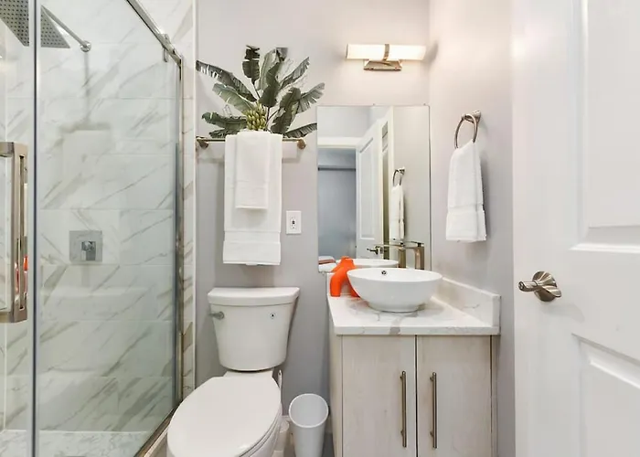 Hostwise - The Charlotte - Rooftop Patio, Garage Parking, Prime Location, Large 3 Story Holiday home