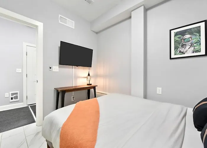 Hostwise - The Charlotte - Rooftop Patio, Garage Parking, Prime Location, Large 3 Story * Pittsburgh