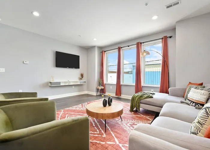 Holiday home Hostwise - The Charlotte - Rooftop Patio, Garage Parking, Prime Location, Large 3 Story Pittsburgh