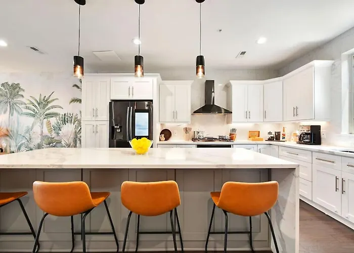 Hostwise - The Charlotte - Rooftop Patio, Garage Parking, Prime Location, Large 3 Story Holiday home *