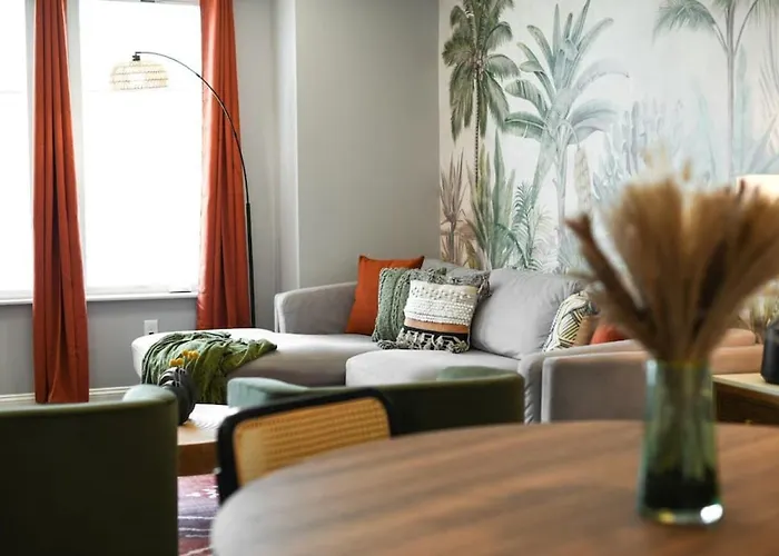 Hostwise - The Charlotte - Rooftop Patio, Garage Parking, Prime Location, Large 3 Story * Pittsburgh