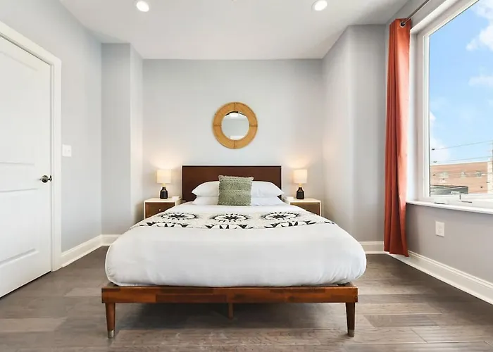 Hostwise - The Charlotte - Rooftop Patio, Garage Parking, Prime Location, Large 3 Story Holiday home Pittsburgh