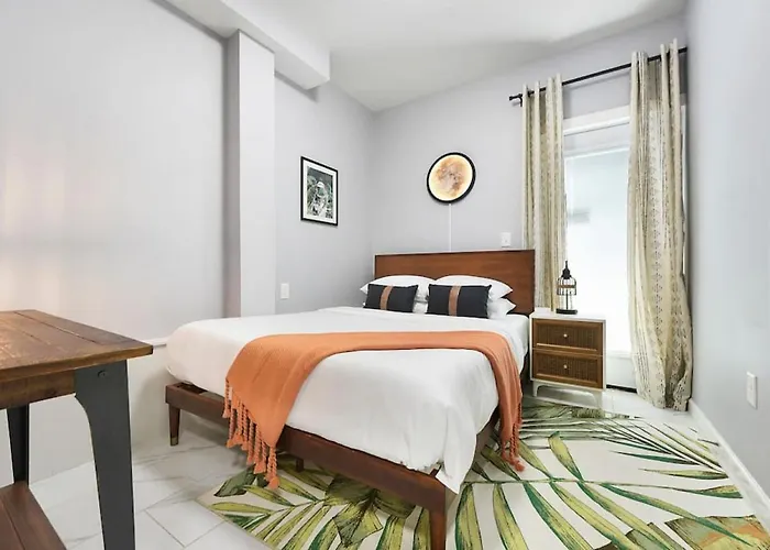 Holiday home Hostwise - The Charlotte - Rooftop Patio, Garage Parking, Prime Location, Large 3 Story *