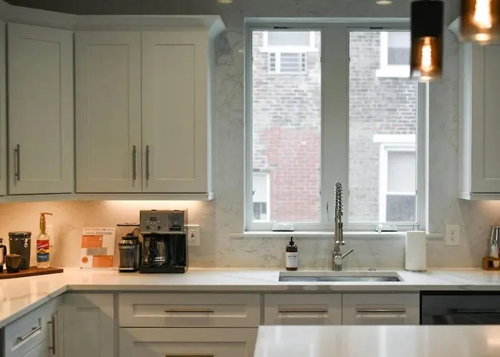Hostwise - The Charlotte - Rooftop Patio, Garage Parking, Prime Location, Large 3 Story Holiday home *