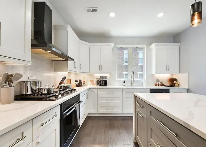 Holiday home Hostwise - The Charlotte - Rooftop Patio, Garage Parking, Prime Location, Large 3 Story