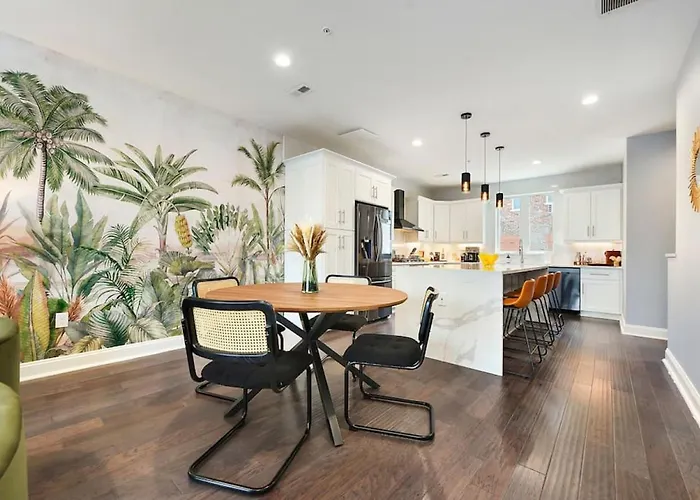 Hostwise - The Charlotte - Rooftop Patio, Garage Parking, Prime Location, Large 3 Story Holiday home *
