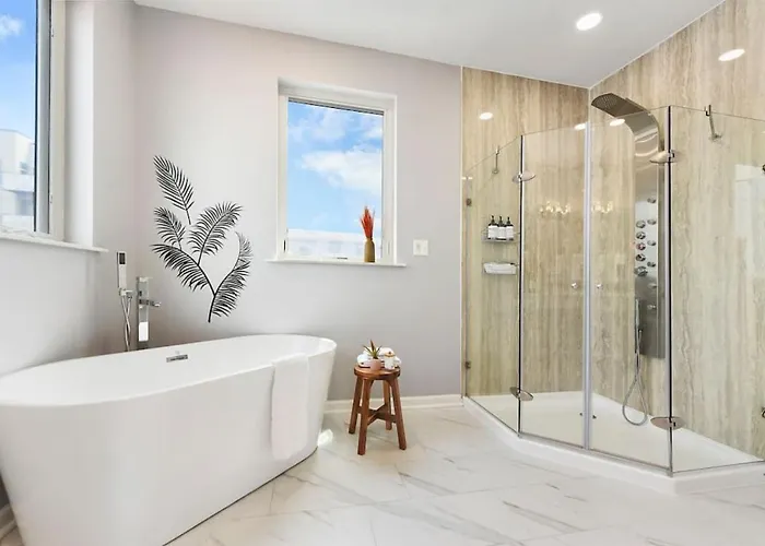 Holiday home Hostwise - The Charlotte - Rooftop Patio, Garage Parking, Prime Location, Large 3 Story Pittsburgh
