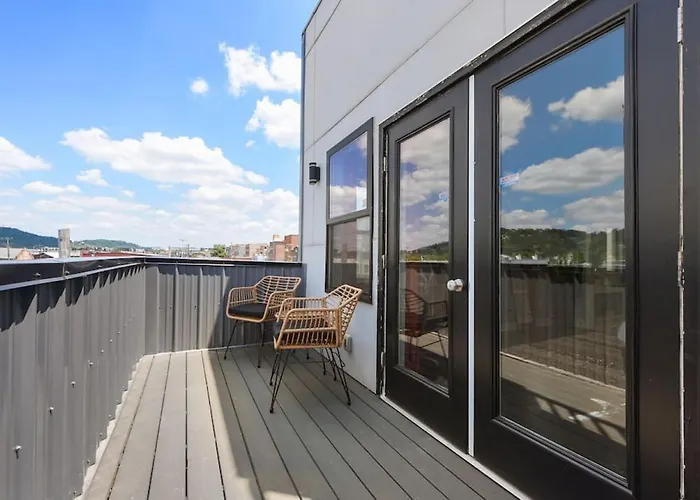 Hostwise - The Charlotte - Rooftop Patio, Garage Parking, Prime Location, Large 3 Story Holiday home *