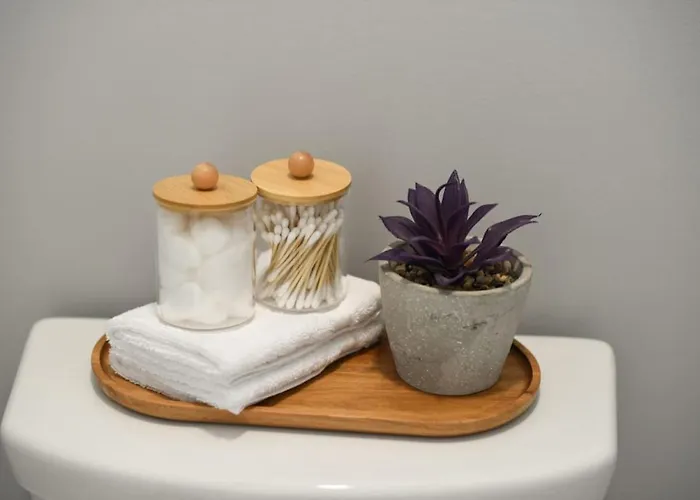 Holiday home Hostwise - The Charlotte - Rooftop Patio, Garage Parking, Prime Location, Large 3 Story