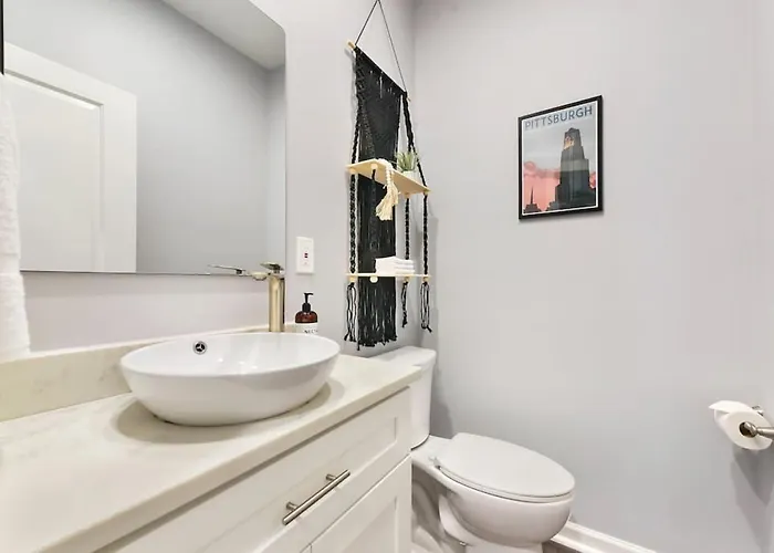 Hostwise - The Charlotte - Rooftop Patio, Garage Parking, Prime Location, Large 3 Story Holiday home Pittsburgh