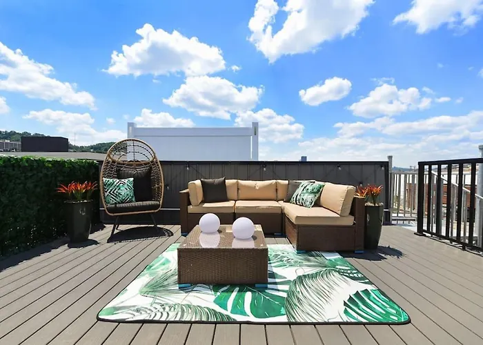 Hostwise - The Charlotte - Rooftop Patio, Garage Parking, Prime Location, Large 3 Story Holiday home