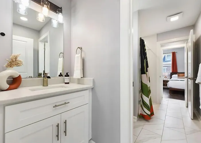 Holiday home Hostwise - The Charlotte - Rooftop Patio, Garage Parking, Prime Location, Large 3 Story *