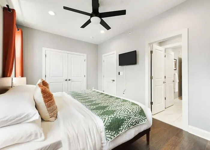 Holiday home Hostwise - The Charlotte - Rooftop Patio, Garage Parking, Prime Location, Large 3 Story Pittsburgh