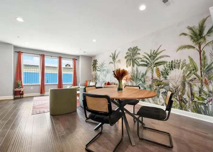 Holiday home Hostwise - The Charlotte - Rooftop Patio, Garage Parking, Prime Location, Large 3 Story
