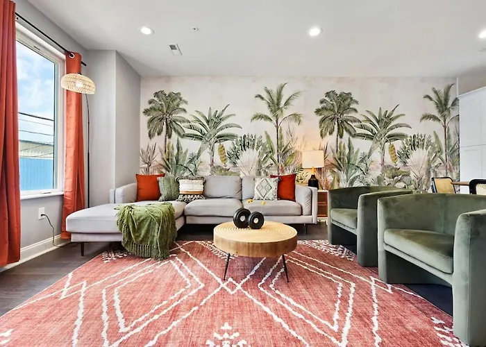 Holiday home Hostwise - The Charlotte - Rooftop Patio, Garage Parking, Prime Location, Large 3 Story *