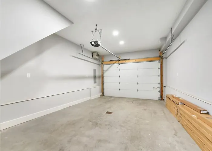 Hostwise - The Charlotte - Rooftop Patio, Garage Parking, Prime Location, Large 3 Story * Pittsburgh