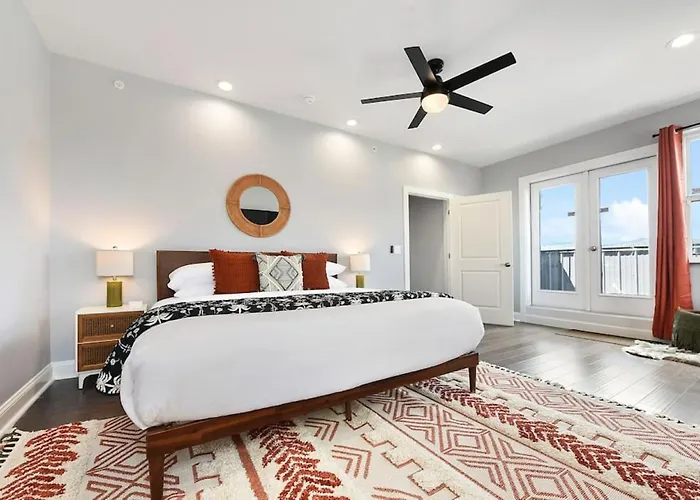 Holiday home Hostwise - The Charlotte - Rooftop Patio, Garage Parking, Prime Location, Large 3 Story Pittsburgh