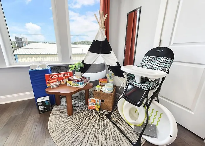 Holiday home Hostwise - The Charlotte - Rooftop Patio, Garage Parking, Prime Location, Large 3 Story *