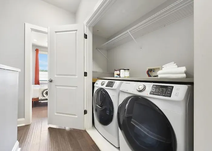 Holiday home Hostwise - The Charlotte - Rooftop Patio, Garage Parking, Prime Location, Large 3 Story