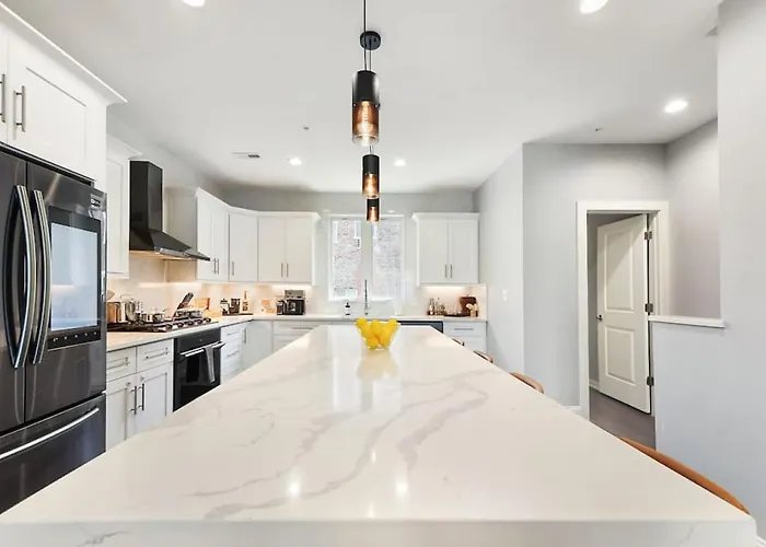 Holiday home Hostwise - The Charlotte - Rooftop Patio, Garage Parking, Prime Location, Large 3 Story Pittsburgh