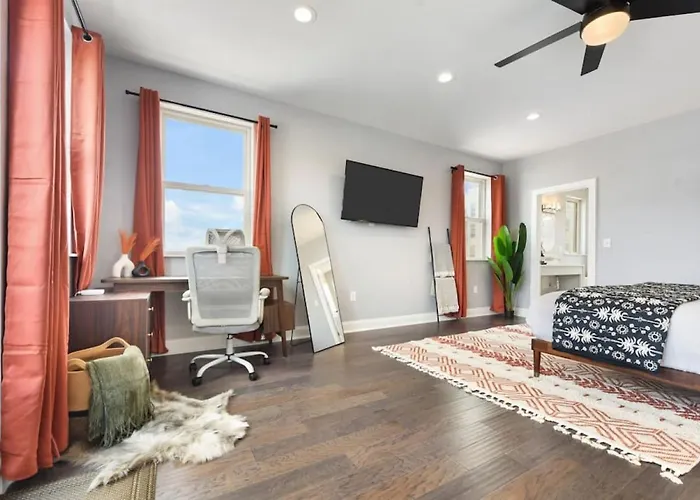 Holiday home Hostwise - The Charlotte - Rooftop Patio, Garage Parking, Prime Location, Large 3 Story *